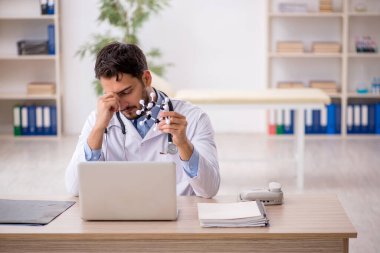 Genç doktor moleküler model üzerinde çalışıyor.