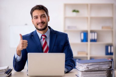 Ofiste çalışan genç işadamı.