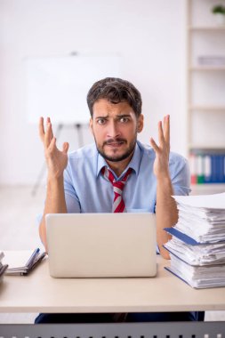 Ofiste çalışan genç işadamı.