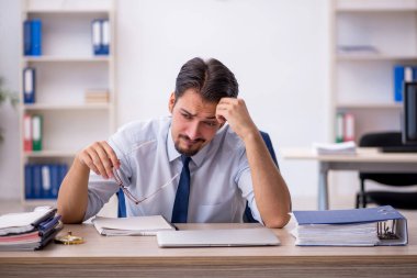 Ofiste çalışan genç işadamı.