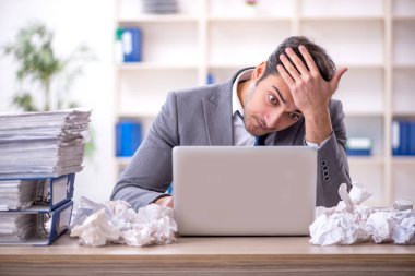 Beyin fırtınası konseptinde genç çalışan