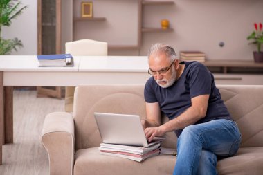 Yaşlı adam salgın sırasında evden çalışıyor.