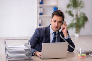 Ofiste çalışan genç işadamı.