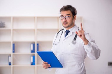 Klinikte çalışan genç bir doktor.