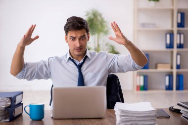 Ofiste çalışan genç işadamı.