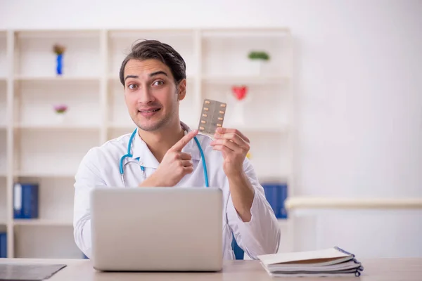 Young Male Doctor Suggesting Pills Clinic — Stock Photo, Image