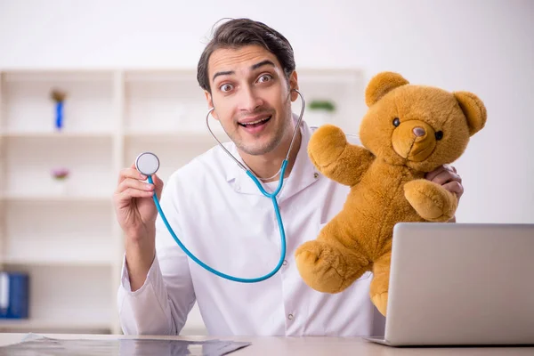 Jonge Dokter Met Speelgoedbeer — Stockfoto