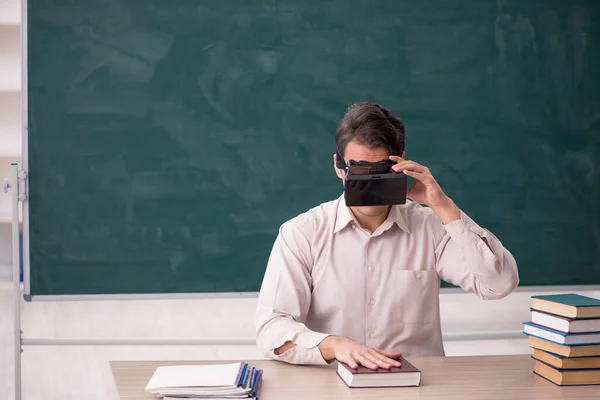 Junge Studentin Mit Virtueller Brille Klassenzimmer — Stockfoto