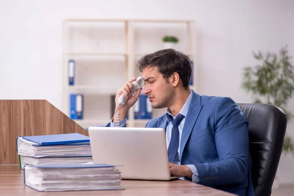 Young Male Employee Too Much Work Workplace — Stock Photo, Image