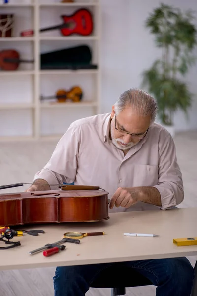 Old Repairman Repairing Musical Instruments Workshop — Stock Photo, Image