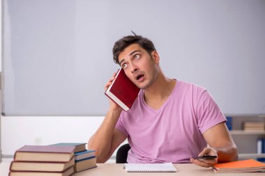 Sınıfta sınava hazırlanan genç bir öğrenci.