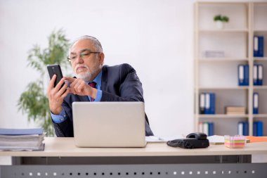 İş yerinde çalışan yaşlı bir işadamı