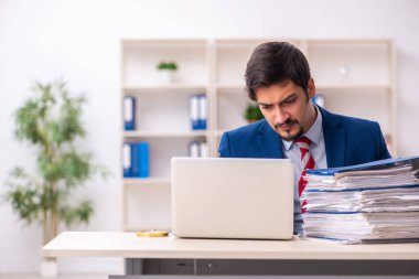 Genç işadamı ofisteki aşırı işten memnun değil.