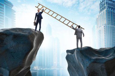 İş adamları uçurumun üstesinden gelmeye yardım ediyor.