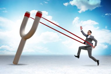 Kariyer konseptinde sapandan fırlatılan iş adamı