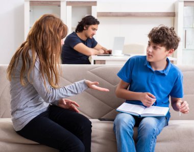 Reşit olmayan bir çocuğun ve ailenin sigara içmesi.