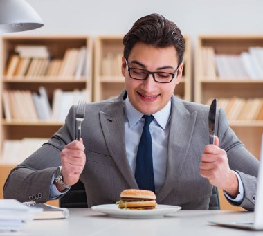 Aç, komik iş adamı abur cubur yiyor.