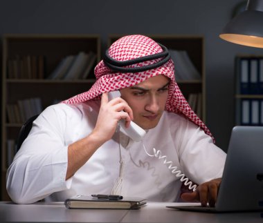Arap işadamı ofiste geç saatlere kadar çalışıyor.
