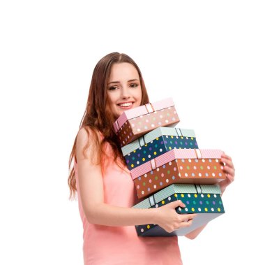 Hediye kutusu olan genç kadın beyaza izole edilmiş.