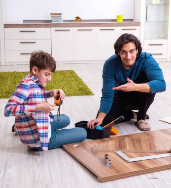 Genç marangoz oğluna öğretiyor.