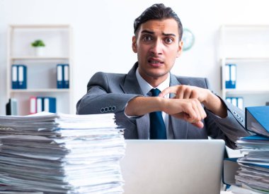 Ağır evrak işleriyle uğraşan işadamı.