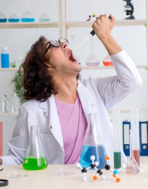 Laboratuvarda çalışan komik erkek kimyager.