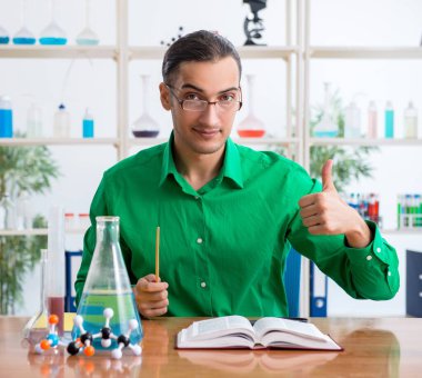 Kimya öğrencisi sınavlara çalışıyor.