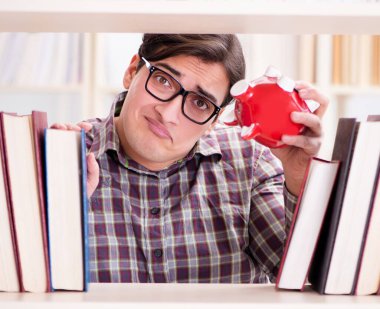 Pahalı ders kitapları konsepti içindeki genç öğrenci.