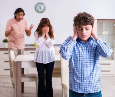 Karı-koca ve çocukla olan aile çatışması