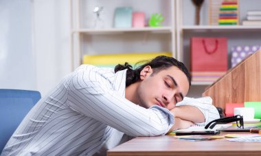 Ofiste çalışan genç erkek tasarımcı.