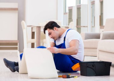 Mağazada çalışan mobilya tamircisi