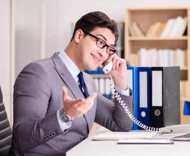 Ofiste çalışan işadamı.