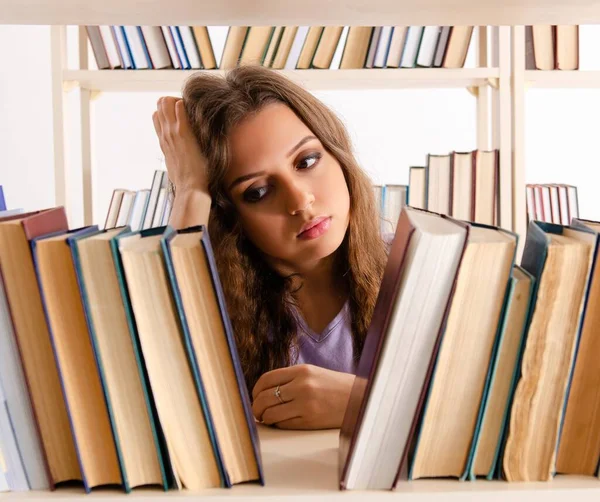 Jonge Vrouwelijke Student Bereidt Zich Voor Examens Bibliotheek — Stockfoto