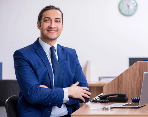 Ofiste çalışan yakışıklı genç işadamı.