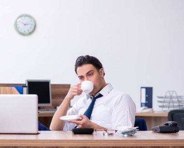 Ofiste çalışan genç erkek işadamı.