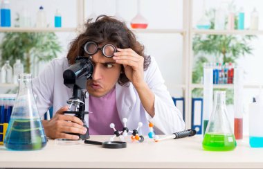 Laboratuvarda çalışan komik erkek kimyager.