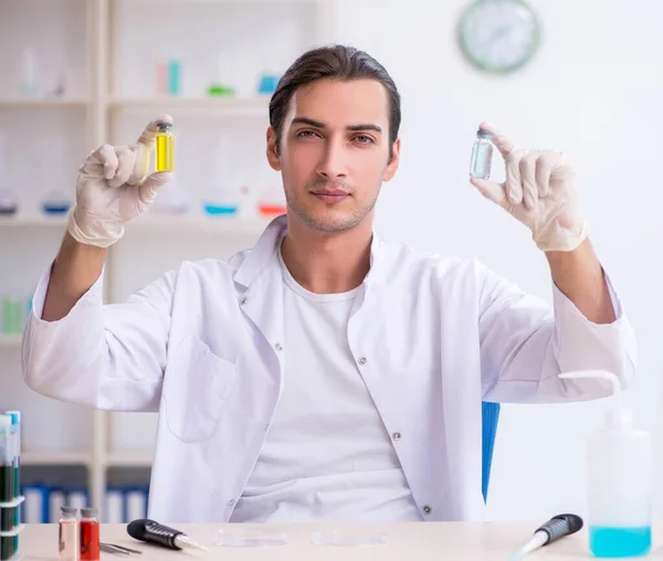 Jonge Mannelijke Chemicus Die Het Lab Werkt — Stockfoto