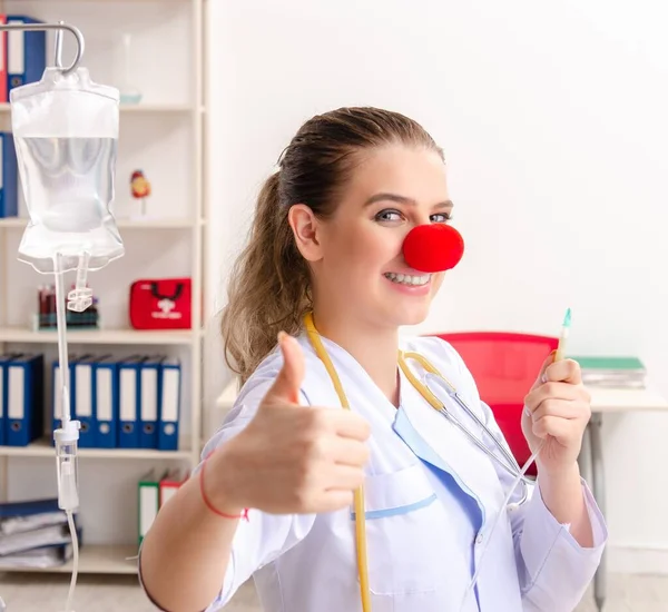 Médica Engraçada Que Trabalha Clínica — Fotografia de Stock