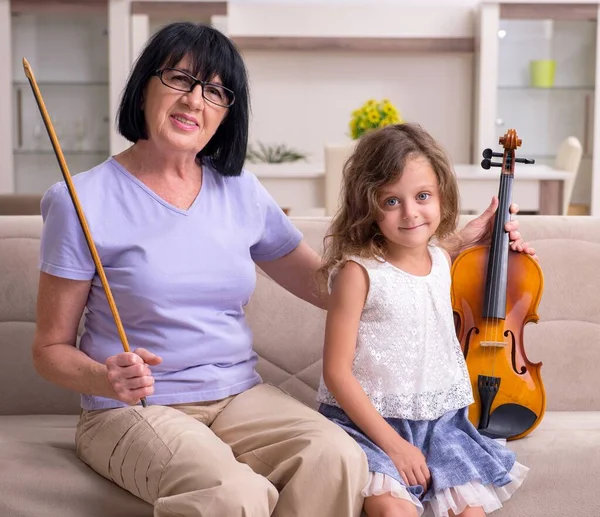 Old Lady Teaching Little Girl Play Violin — Stock Photo, Image