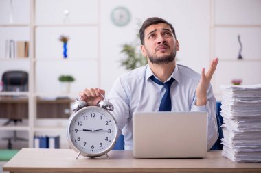 Zaman yönetimi konseptinde genç işadamı