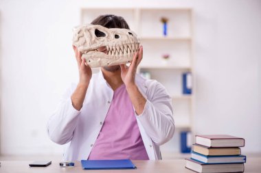 Genç paleontolog laboratuvarda antik hayvanları inceliyor.