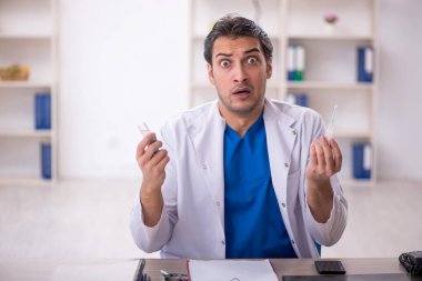 Aşı konseptinde genç doktor