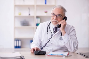 Teletıp konseptinde yaşlı bir doktor.