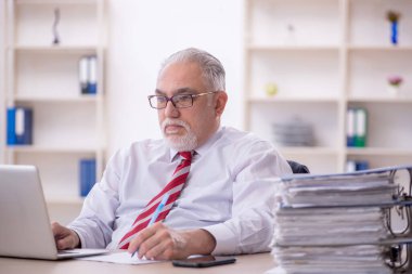 Ofisteki aşırı işten memnun olmayan eski bir işadamı.