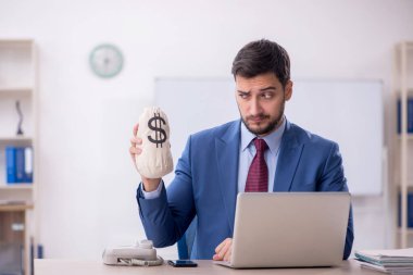 Maaş konsepti genç çalışanı