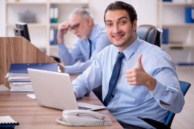 Ofiste çalışan iki meslektaşım.