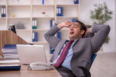 İş yerindeki genç işadamı