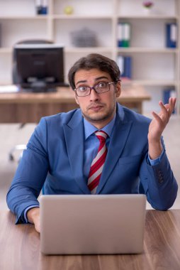 İş yerinde çalışan genç bir işadamı