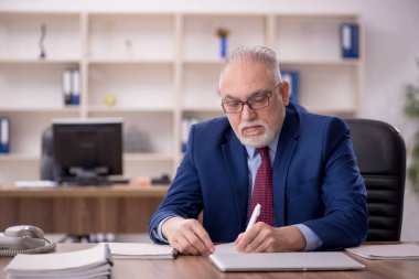 Ofiste çalışan eski bir çalışan.