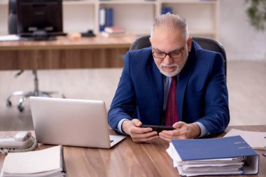 Ofiste çalışan eski bir çalışan.